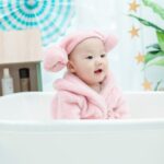 memandikan bayi