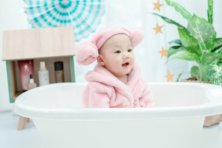 memandikan bayi