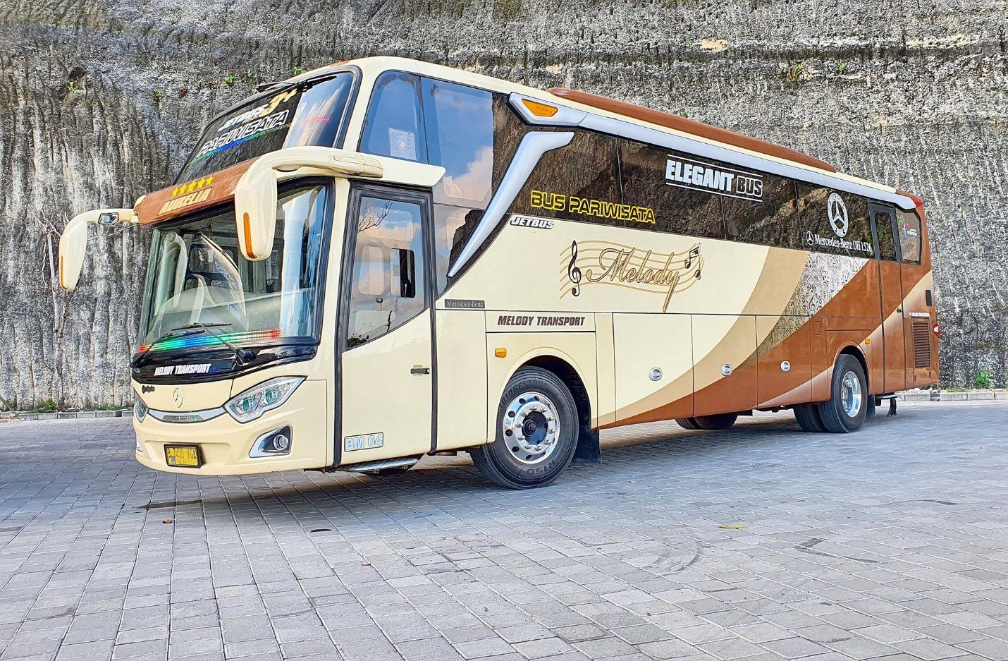 Menjelajahi Negeri dengan Mewah: Mengapa Memilih Bus Pariwisata Mewah untuk Perjalanan Anda?