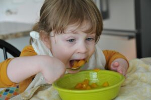 Mengenalkan makanan pada anak